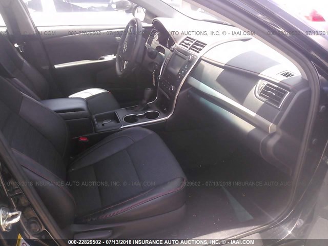 4T1BF1FK1HU372016 - 2017 TOYOTA CAMRY LE/XLE/SE/XSE BLACK photo 5