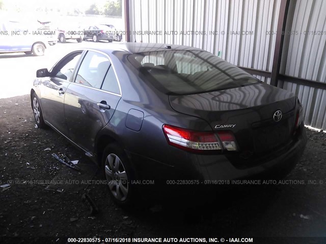 4T1BF3EK8AU057359 - 2010 TOYOTA CAMRY SE/LE/XLE ნაცრისფერი ფოტო 3