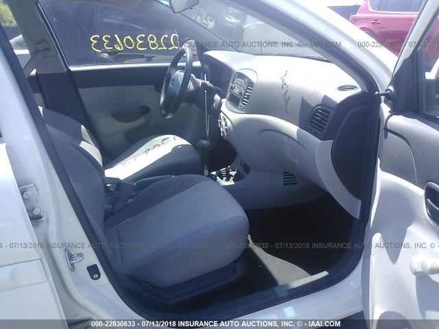 KMHCN46C39U368715 - 2009 HYUNDAI ACCENT WHITE photo 5