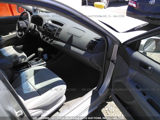 4T1BE32K02U525500 - 2002 TOYOTA CAMRY LE/XLE/SE 银色 照片 5