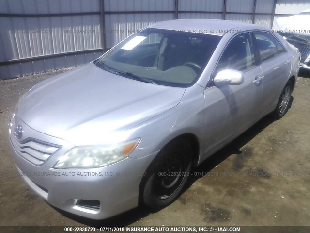 4T1BF3EK8BU130666 - 2011 TOYOTA CAMRY SE/LE/XLE SILVER photo 2