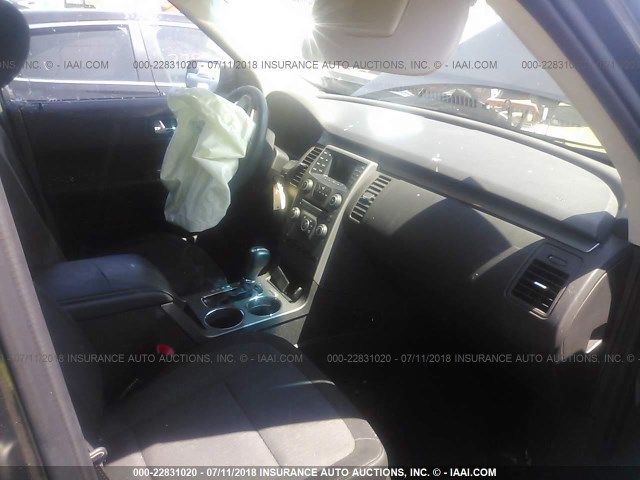 2FMGK5B82HBA03576 - 2017 FORD FLEX SE GRAY photo 5