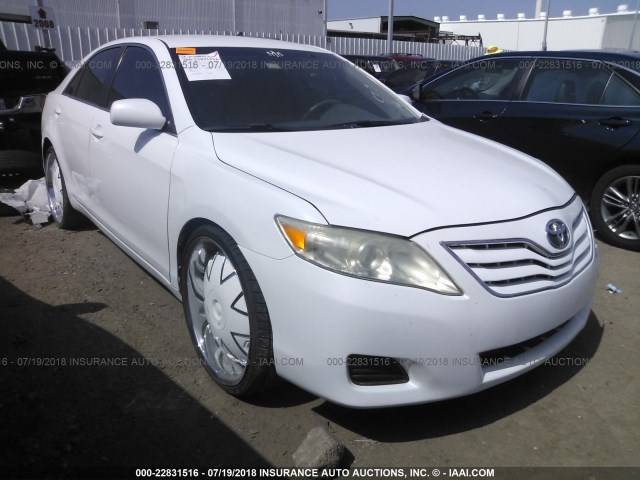 4T1BF3EK8BU587462 - 2011 TOYOTA CAMRY SE/LE/XLE WHITE photo 1