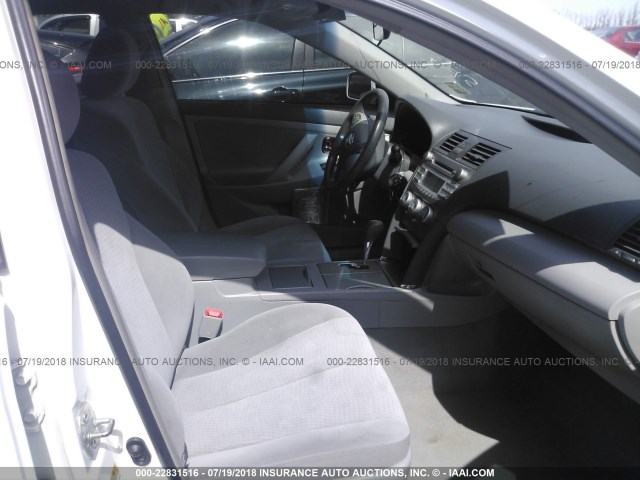 4T1BF3EK8BU587462 - 2011 TOYOTA CAMRY SE/LE/XLE WHITE photo 5