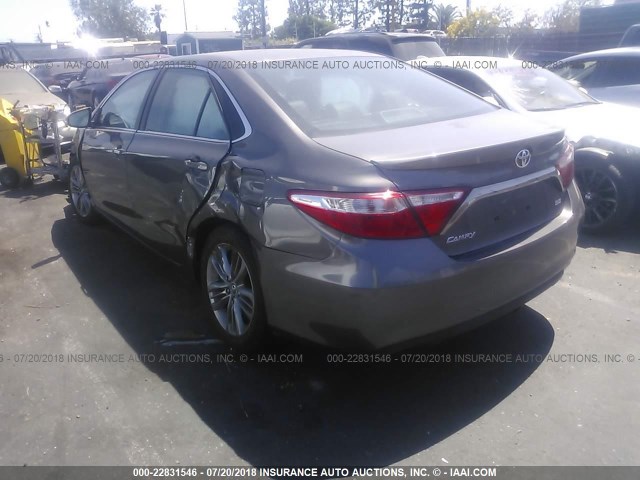 4T1BF1FK1FU950323 - 2015 TOYOTA CAMRY LE/XLE/SE/XSE GRAY photo 3