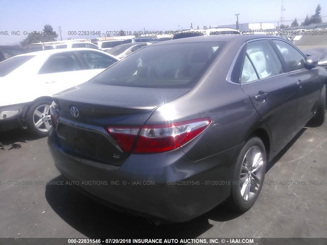 4T1BF1FK1FU950323 - 2015 TOYOTA CAMRY LE/XLE/SE/XSE GRAY photo 4