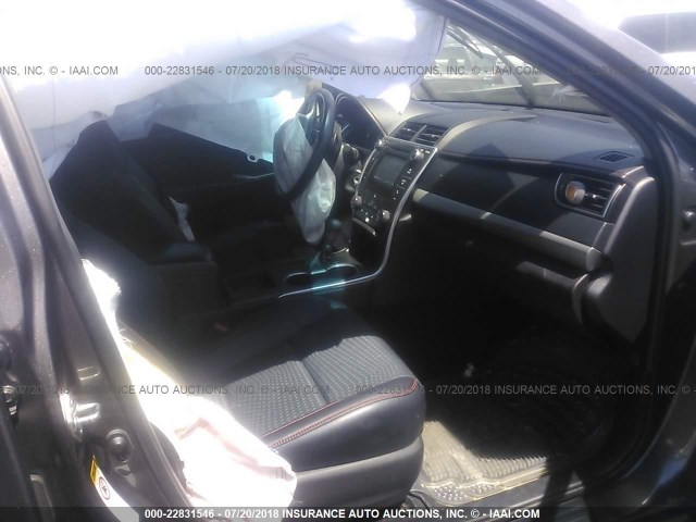 4T1BF1FK1FU950323 - 2015 TOYOTA CAMRY LE/XLE/SE/XSE GRAY photo 5