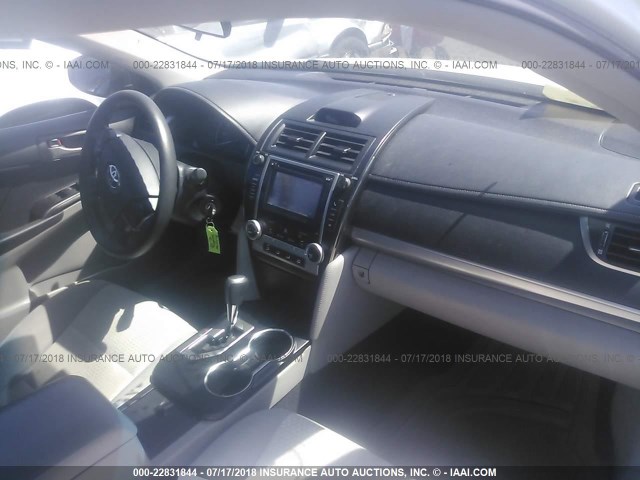 4T4BF1FK4CR220553 - 2012 TOYOTA CAMRY SE/LE/XLE თეთრი ფოტო 5