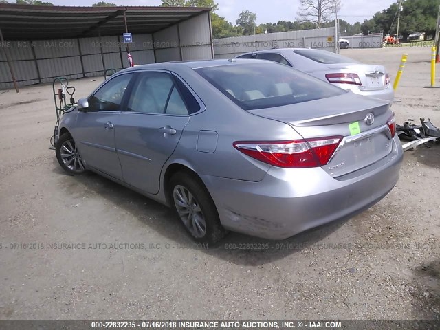 4T1BF1FK9FU939683 - 2015 TOYOTA CAMRY LE/XLE/SE/XSE SILVER photo 3