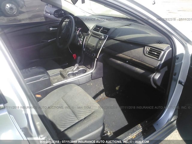 4T1BF1FK5FU997645 - 2015 TOYOTA CAMRY LE/XLE/SE/XSE 银色 照片 5
