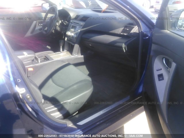 4T1BF3EKXBU734865 - 2011 TOYOTA CAMRY SE/LE/XLE ლურჯი ფოტო 5
