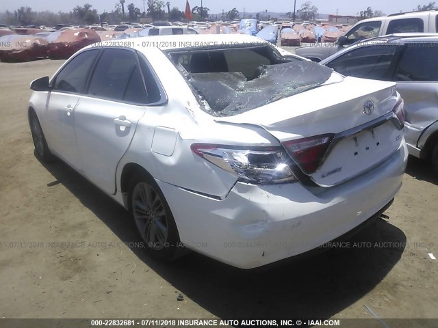 4T1BF1FK9GU505555 - 2016 TOYOTA CAMRY LE/XLE/SE/XSE WHITE photo 3