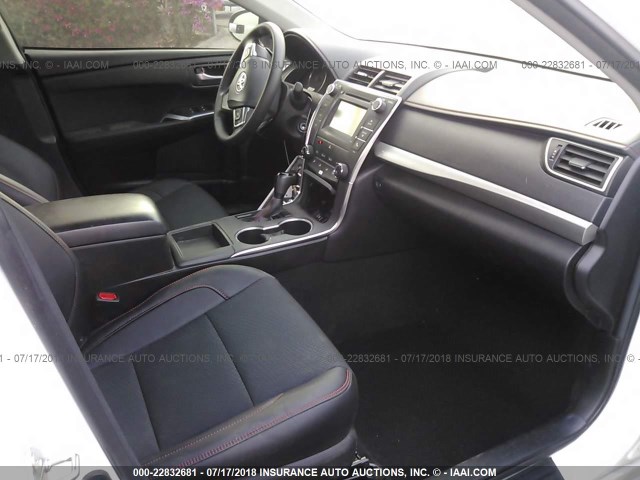 4T1BF1FK9GU505555 - 2016 TOYOTA CAMRY LE/XLE/SE/XSE WHITE photo 5