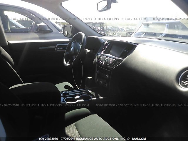 5N1DR2MM9HC611084 - 2017 NISSAN PATHFINDER S/SV/SL/PLATINUM GRAY photo 5