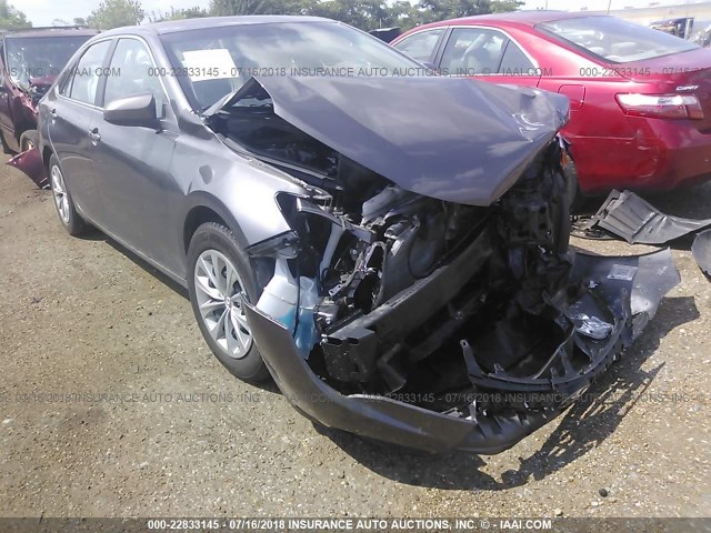 4T1BF1FK4FU109077 - 2015 TOYOTA CAMRY LE/XLE/SE/XSE GRAY photo 1