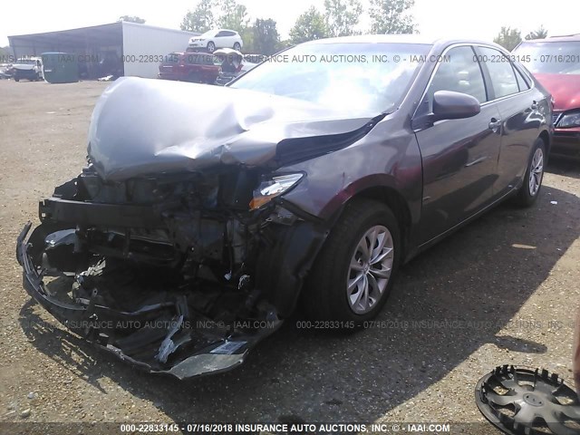 4T1BF1FK4FU109077 - 2015 TOYOTA CAMRY LE/XLE/SE/XSE GRAY photo 2