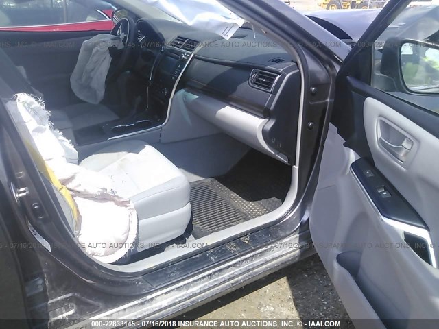 4T1BF1FK4FU109077 - 2015 TOYOTA CAMRY LE/XLE/SE/XSE GRAY photo 5