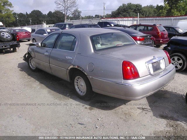 1LNHM81W4XY684910 - 1999 LINCOLN TOWN CAR EXECUTIVE GOLD photo 3