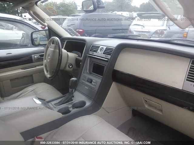 5LMFU28R04LJ22707 - 2004 LINCOLN NAVIGATOR 灰色 照片 5