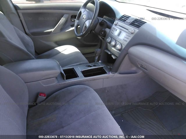 4T1BF3EK2BU645145 - 2011 TOYOTA CAMRY SE/LE/XLE თეთრი ფოტო 5