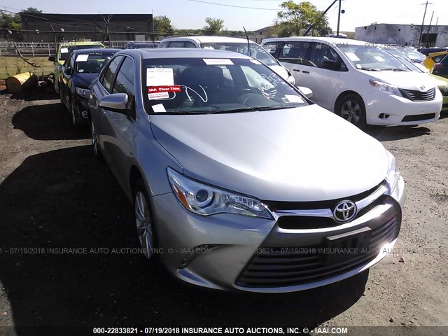 4T1BF1FK7FU947748 - 2015 TOYOTA CAMRY LE/XLE/SE/XSE SILVER photo 1
