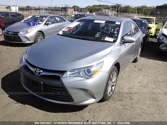 4T1BF1FK7FU947748 - 2015 TOYOTA CAMRY LE/XLE/SE/XSE SILVER photo 2