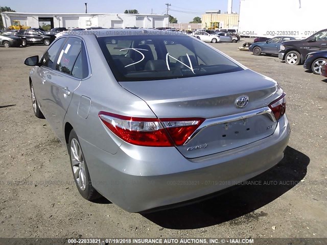 4T1BF1FK7FU947748 - 2015 TOYOTA CAMRY LE/XLE/SE/XSE SILVER photo 3
