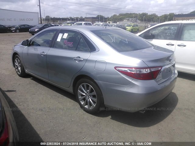 4T1BK1FK2FU563954 - 2015 TOYOTA CAMRY XSE/XLE Gümüş foto 3