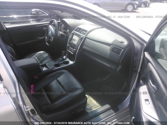 4T1BK1FK2FU563954 - 2015 TOYOTA CAMRY XSE/XLE Gümüş foto 5