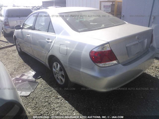 4T1BF30K35U593245 - 2005 TOYOTA CAMRY LE/XLE/SE 银色 照片 3