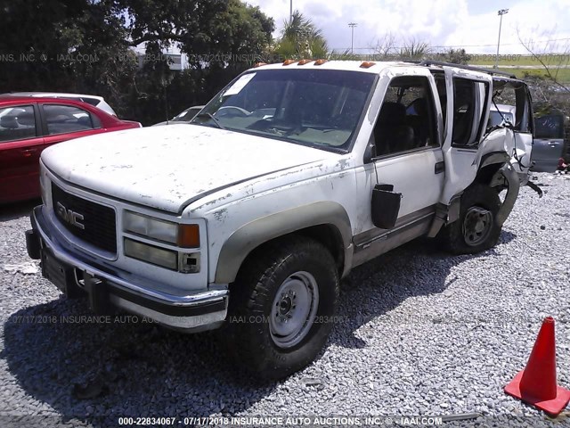 1GKGK26F5WJ720367 - 1998 GMC SUBURBAN K2500 WHITE photo 2