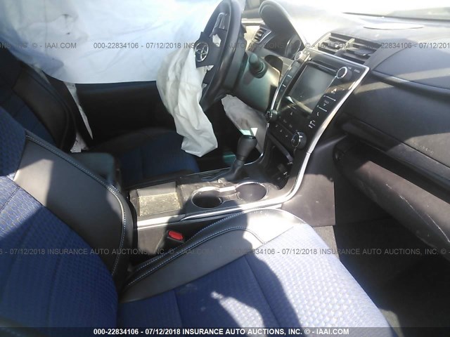 4T1BF1FK6GU176295 - 2016 TOYOTA CAMRY LE/XLE/SE/XSE WHITE photo 5