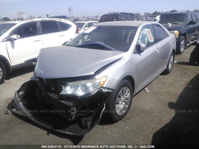 4T1BF1FK2CU052440 - 2012 TOYOTA CAMRY SE/LE/XLE ვერცხლისფერი ფოტო 2