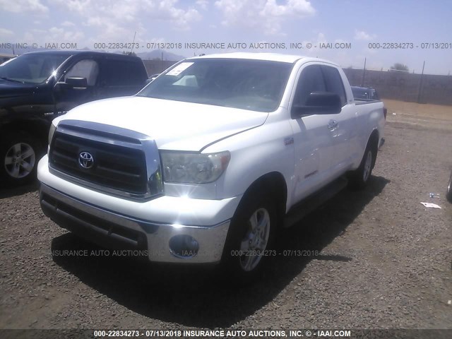 5TFRY5F10AX076405 - 2010 TOYOTA TUNDRA DOUBLE CAB SR5 WHITE photo 2