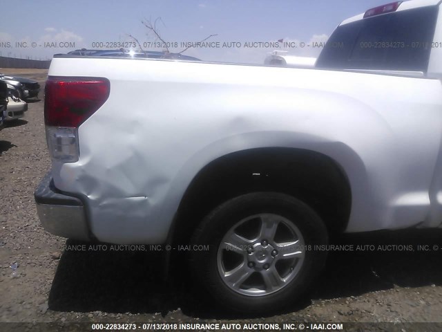 5TFRY5F10AX076405 - 2010 TOYOTA TUNDRA DOUBLE CAB SR5 WHITE photo 6