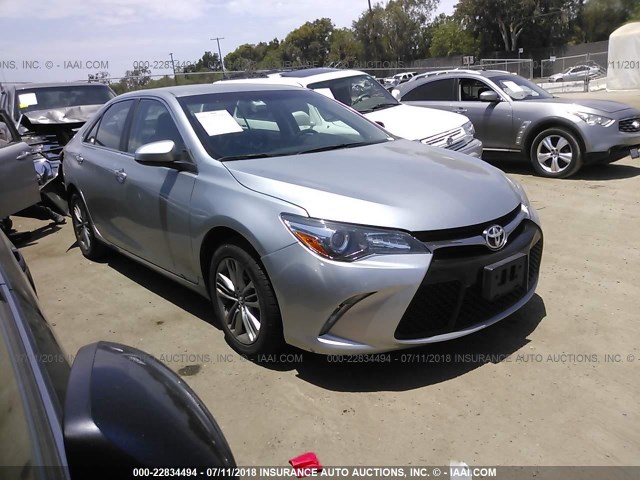 4T1BF1FK6HU733174 - 2017 TOYOTA CAMRY LE/XLE/SE/XSE SILVER photo 1