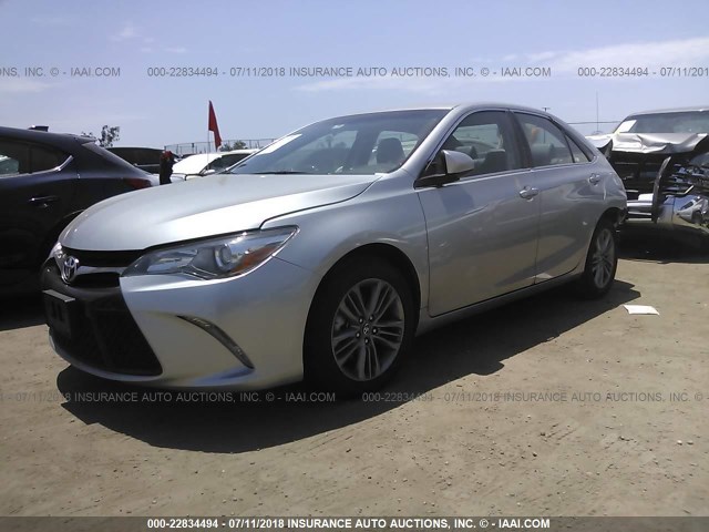 4T1BF1FK6HU733174 - 2017 TOYOTA CAMRY LE/XLE/SE/XSE SILVER photo 2