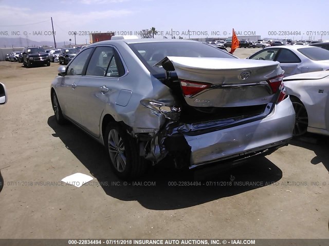4T1BF1FK6HU733174 - 2017 TOYOTA CAMRY LE/XLE/SE/XSE SILVER photo 3