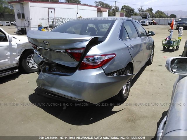 4T1BF1FK6HU733174 - 2017 TOYOTA CAMRY LE/XLE/SE/XSE SILVER photo 4