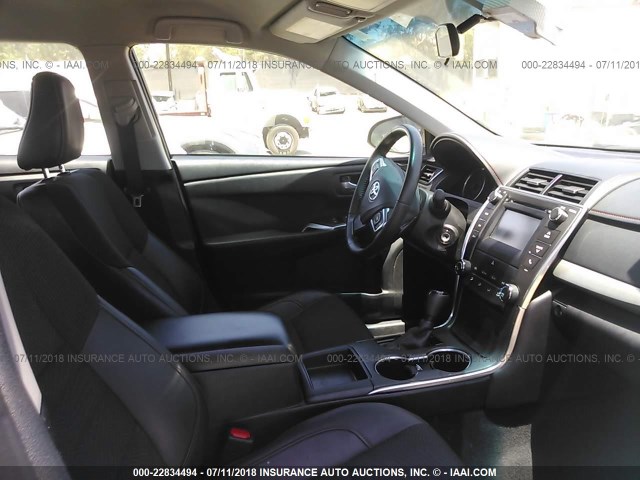 4T1BF1FK6HU733174 - 2017 TOYOTA CAMRY LE/XLE/SE/XSE SILVER photo 5