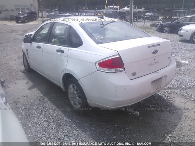 1FAHP35N68W280817 - 2008 FORD FOCUS SE/SEL/SES WHITE photo 3