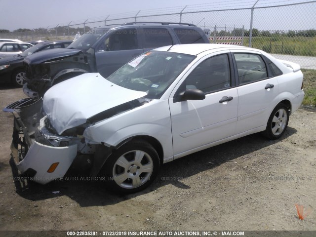 1FAHP34N67W364412 - 2007 FORD FOCUS ZX4/S/SE/SES WHITE photo 2