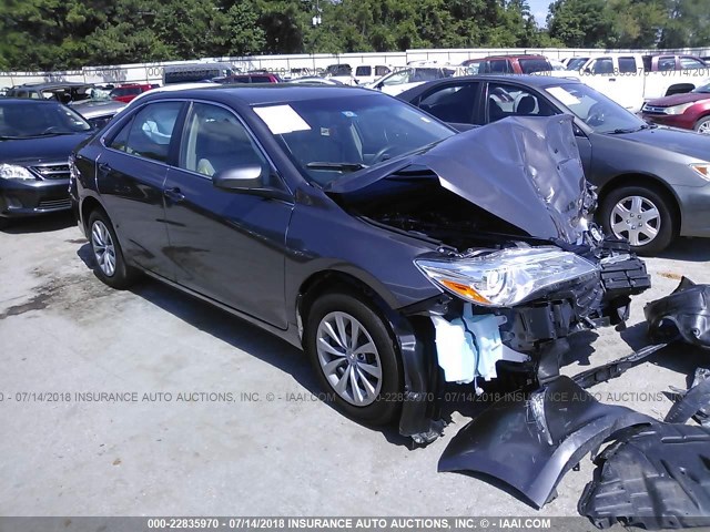 4T1BF1FK1HU402468 - 2017 TOYOTA CAMRY LE/XLE/SE/XSE GRAY photo 1
