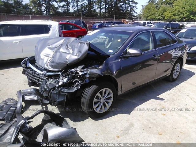 4T1BF1FK1HU402468 - 2017 TOYOTA CAMRY LE/XLE/SE/XSE GRAY photo 2