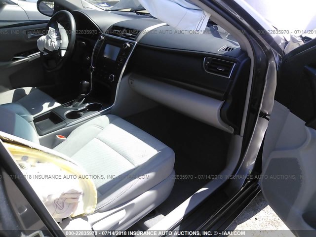 4T1BF1FK1HU402468 - 2017 TOYOTA CAMRY LE/XLE/SE/XSE GRAY photo 5