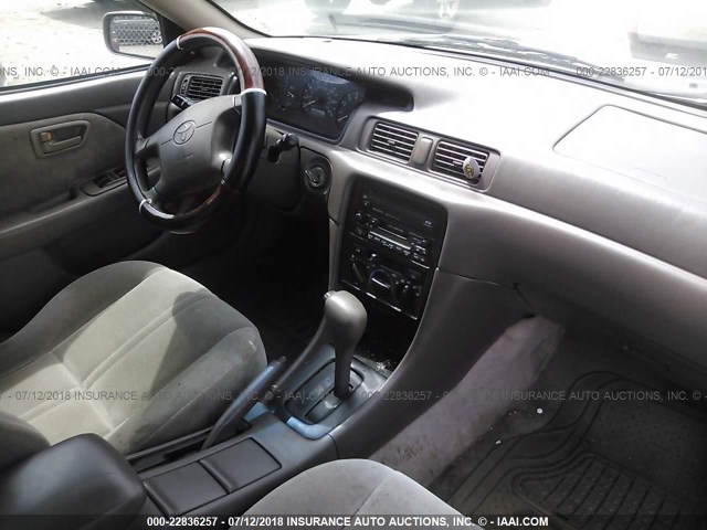 4T1BG22K3XU469872 - 1999 TOYOTA CAMRY CE/LE/XLE 灰色 照片 5