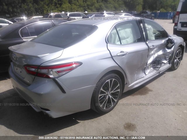 4T1B11HK3JU122018 - 2018 TOYOTA CAMRY L/LE/XLE/SE/XSE SILVER photo 4