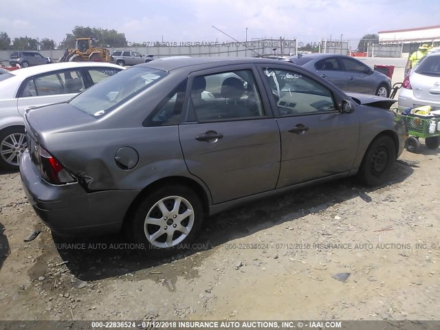 1FAFP34NX5W184032 - 2005 FORD FOCUS ZX4 GRAY photo 4