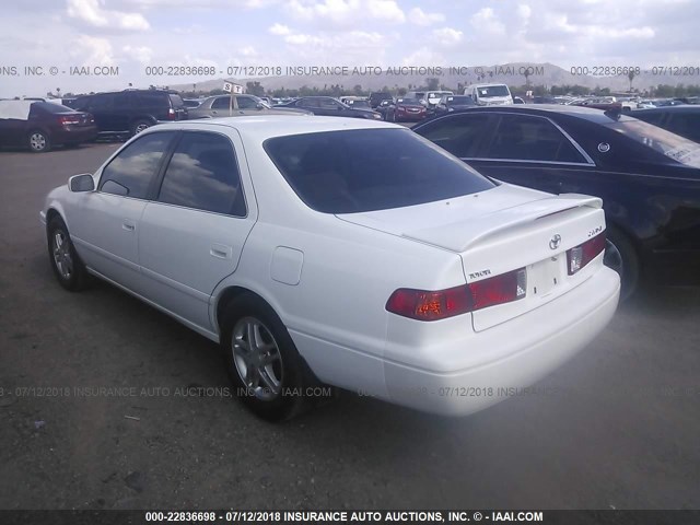 JT2BG22K6Y0442803 - 2000 TOYOTA CAMRY CE/LE/XLE WHITE photo 3