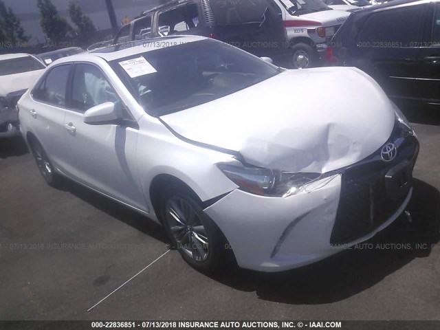 4T1BF1FK0HU316066 - 2017 TOYOTA CAMRY LE/XLE/SE/XSE WHITE photo 1